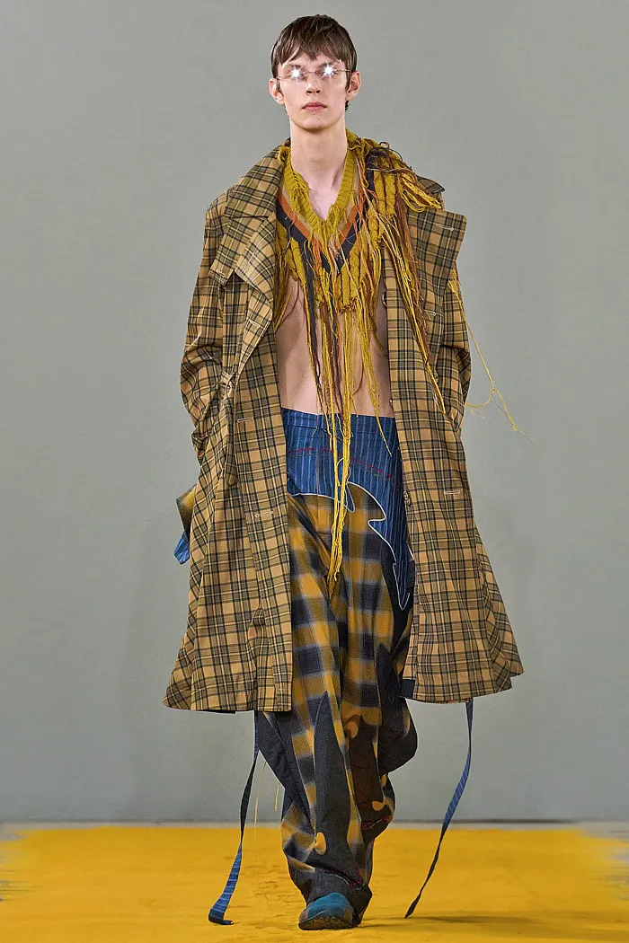 Craig Green 2026 春夏男装秀 - 背心、背带、Fred Perry 联名款、针织流苏、短裙、花朵和雨衣