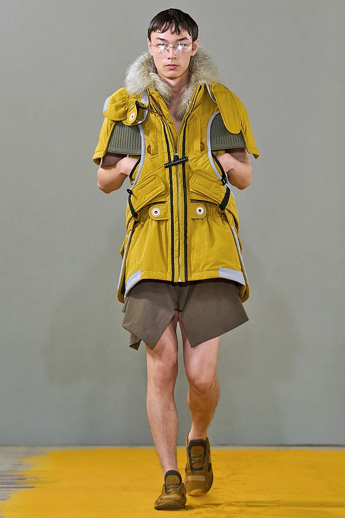 Craig Green 2026 春夏男装秀 - 背心、背带、Fred Perry 联名款、针织流苏、短裙、花朵和雨衣