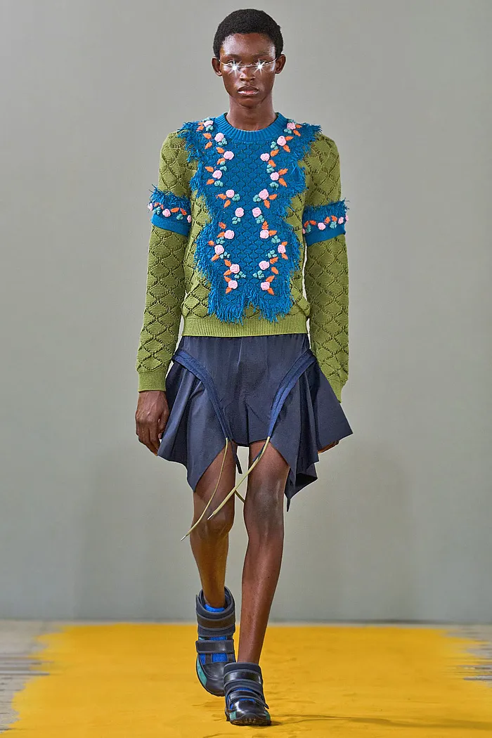 Craig Green 2026 春夏男装秀 - 背心、背带、Fred Perry 联名款、针织流苏、短裙、花朵和雨衣