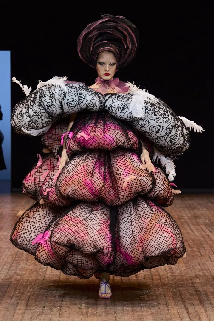 Viktor & Rolf 2025-2026 秋冬高级定制秀销量翻倍