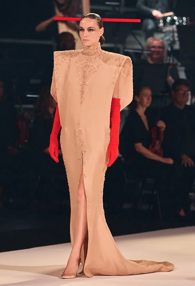 Glenn Martens 从中世纪的佛兰德斯汲取灵感，创作了他在 Maison Margiela 的首个系列